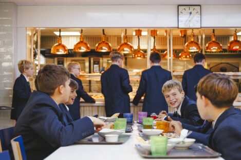 students eating lunch